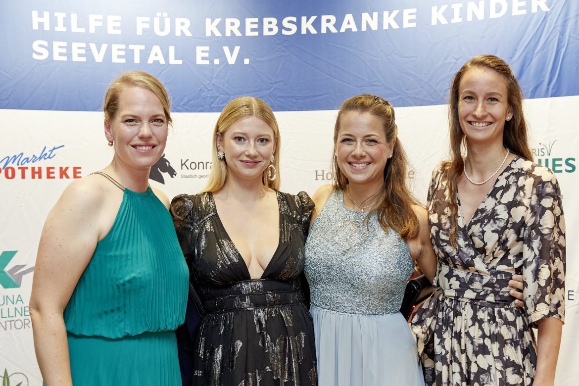 Gäste vor der Fotowand des Vereins