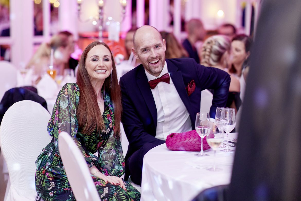 Zwei Gäste lächeln beim Gala-Dinner